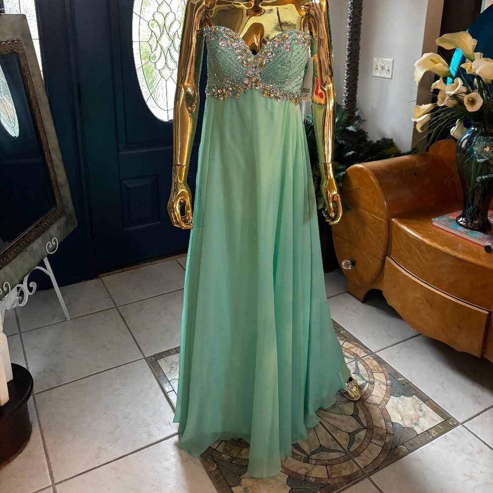 Size 8 Mint Green A-Line Formal Dress Crystal Bodice Floor Length Gown